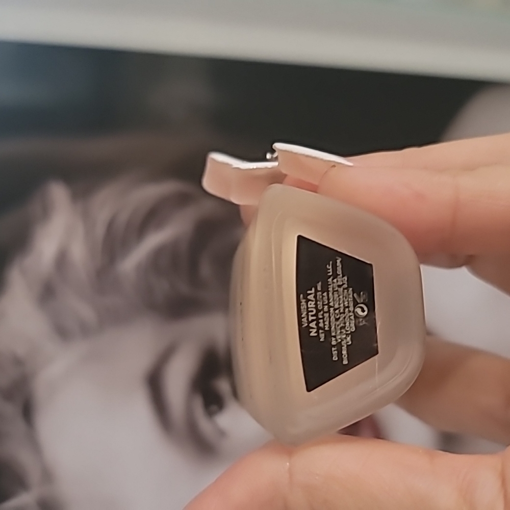 Vanish Seamless Finish Liquid Foundation HOURGLASS - Picture 3 of 4